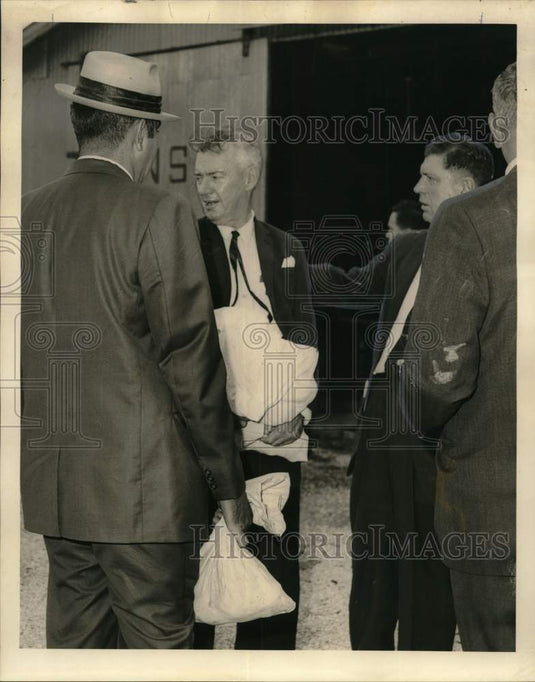 1965 Press Photo Police Officers with money from National Bank of Commerce-Historic Images