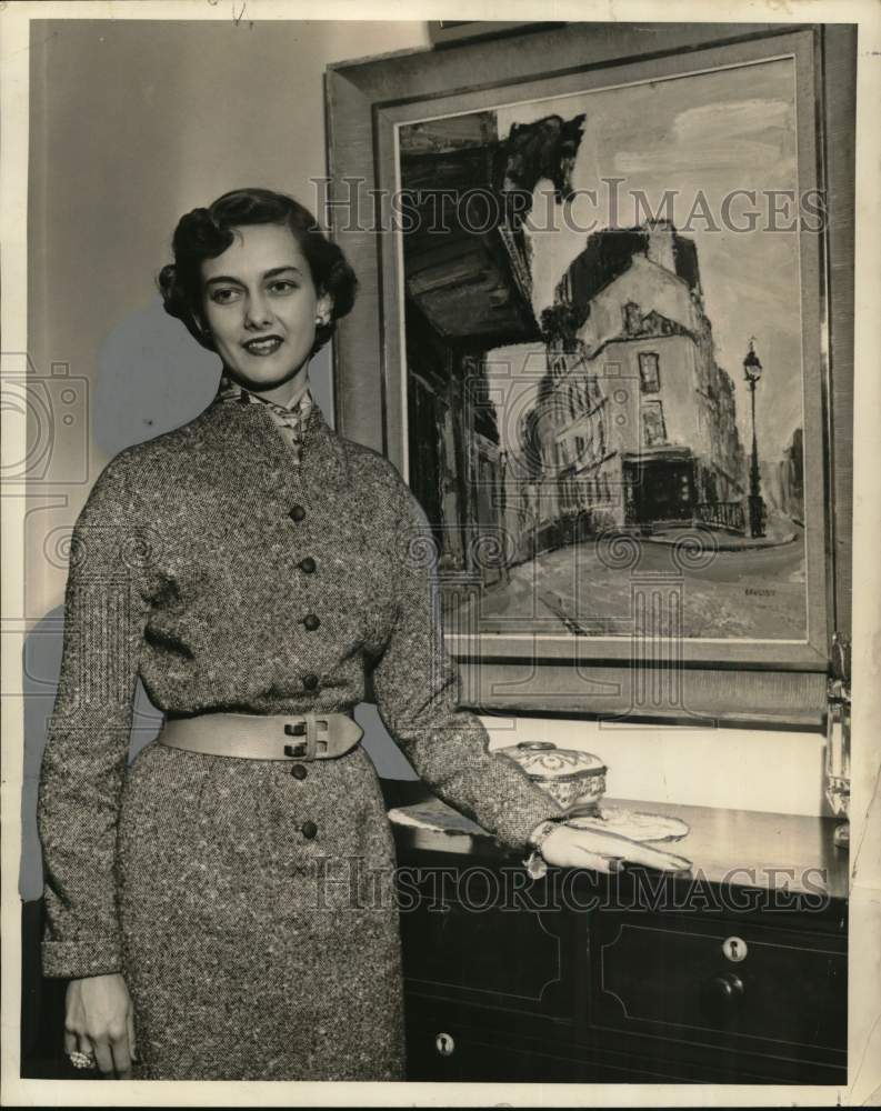 Press Photo Mrs. James McMurrey standing beside a painting - noo50787-Historic Images