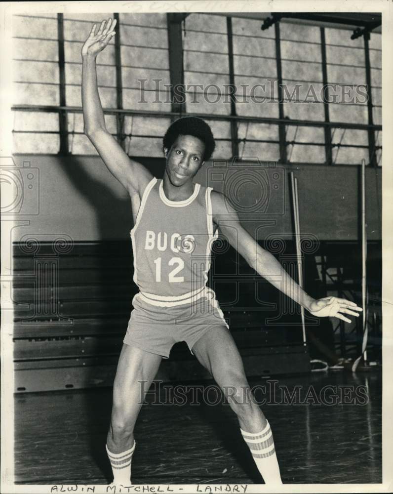 1975 Press Photo Alwin Mitchell, Starting Guard for Landry Buccaneers - Historic Images