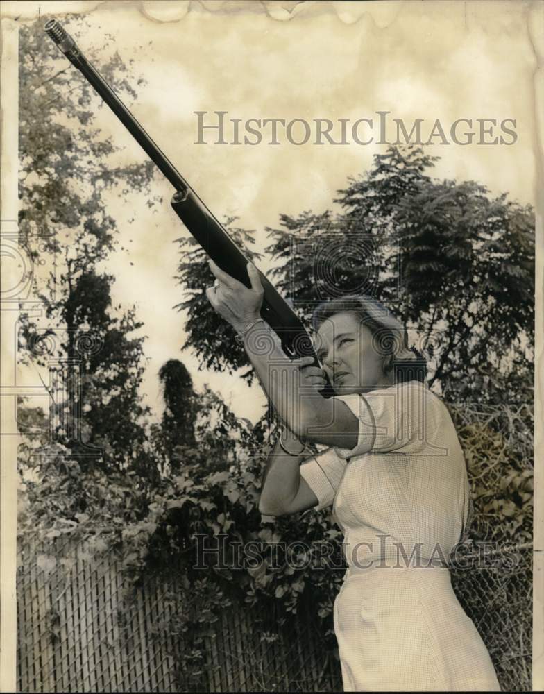 1967 Press Photo Hunting Enthusiast Betty Miller takes aim with a .20-gauge gun- Historic Images