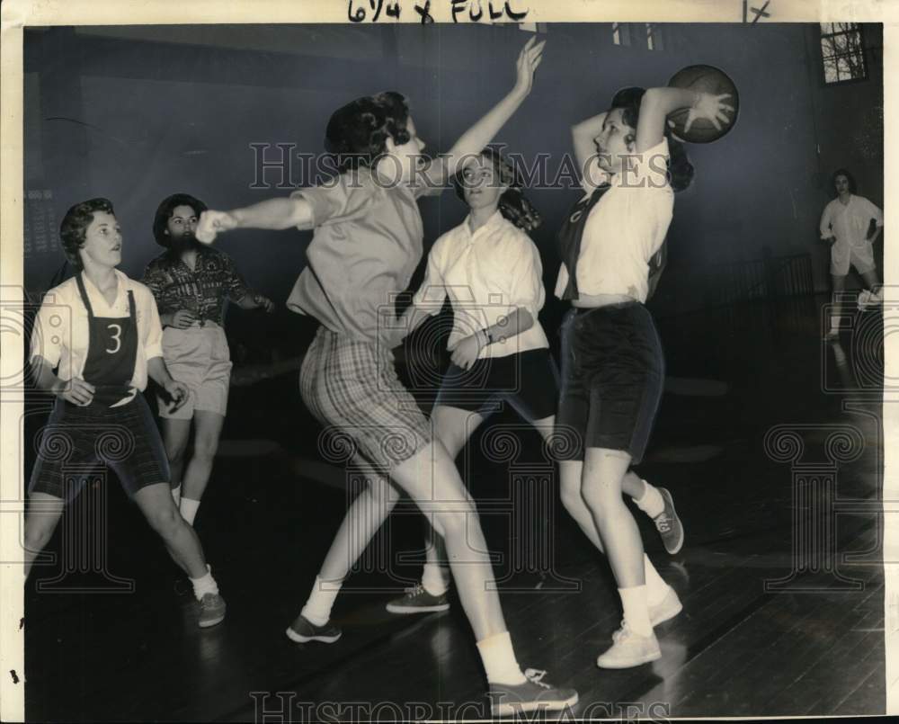 1976 Press Photo Members of the 1976 Women Newcomb basketball team - noo51210 - Historic Images