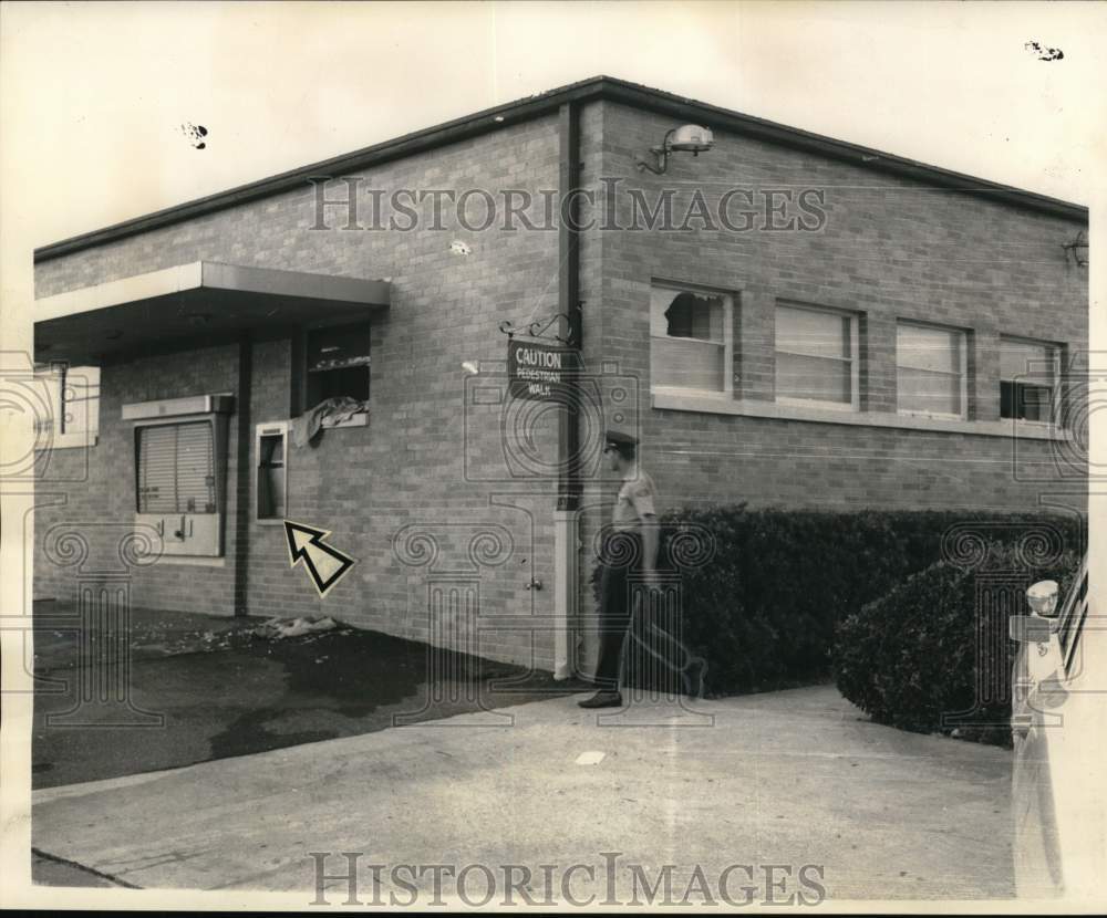1968 Press Photo National Bank of Commerce branch on Chef Menteur- Robbery Scene - Historic Images
