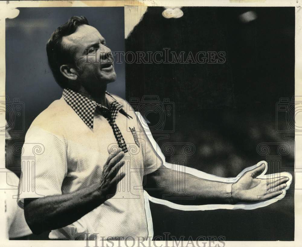 1975 Press Photo John North questions a play versus Houston - noo51334- Historic Images