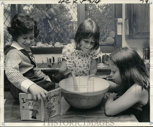 1975 Press Photo Newman School girls demonstrating from own cookbook I Cooked It- Historic Images