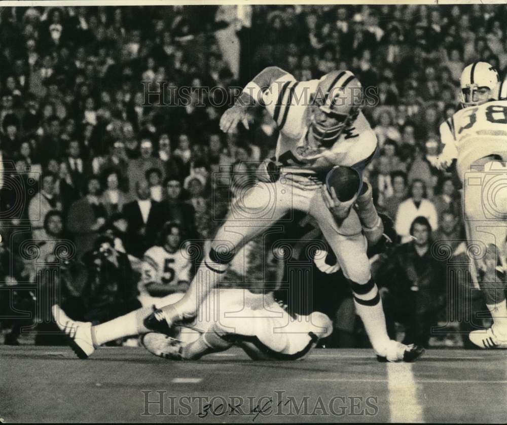 1973 Press Photo Nathan Bell sacks Tiger quarterback Mike Miley - noo51763- Historic Images