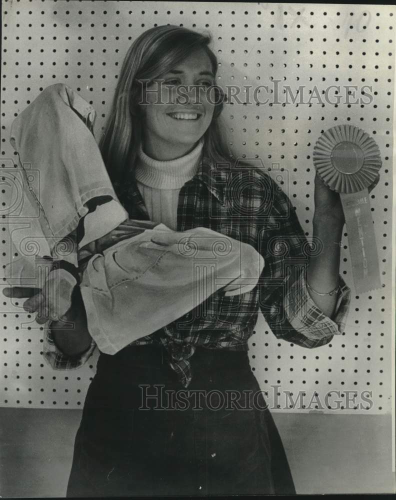 1977 Kris Pottharst displays the Joyce Hanks &quot;Self-Portrait&quot; - Historic Images