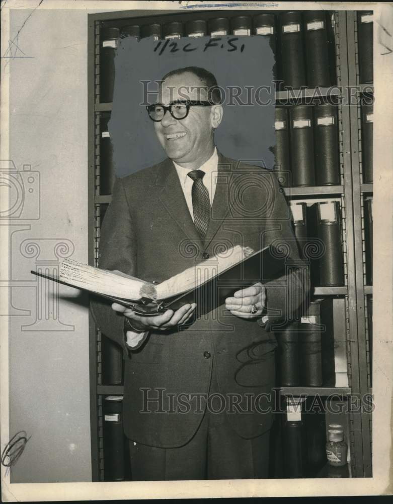 1971 Press Photo New Orleans head scout Henry Lee Parker studies a Saints book - Historic Images