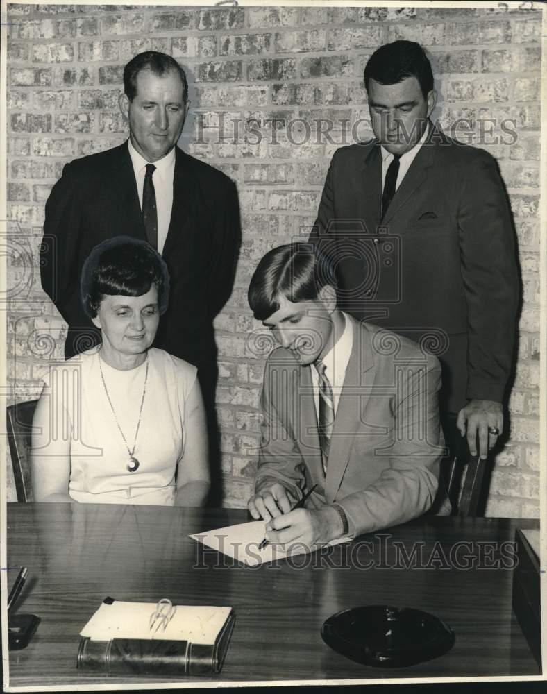 1968 Press Photo Cager Richard Perry signing contract with the LSUNO privateers- Historic Images