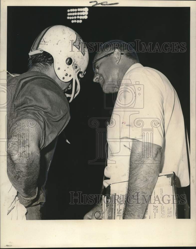 1971 Press Photo Quarterback Robbie Savoi and Don Perret confer- Historic Images