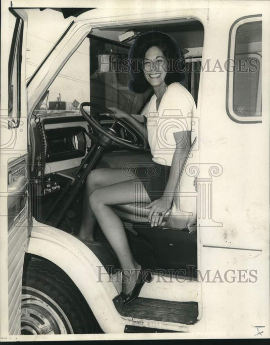1970 Press Photo Park 'N Fly Chaufferette Virginia Chauvin readies for trip - Historic Images