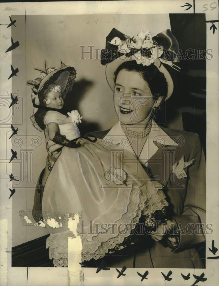 1950 Press Photo Germaine Parms, Hat designer for Dolls - Historic Images