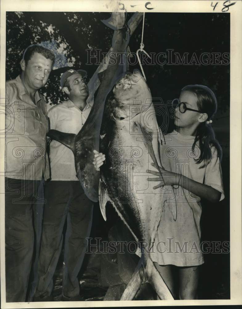 1970 Press Photo Shark and jackfish caught at the West End Fishing Rodeo - Historic Images