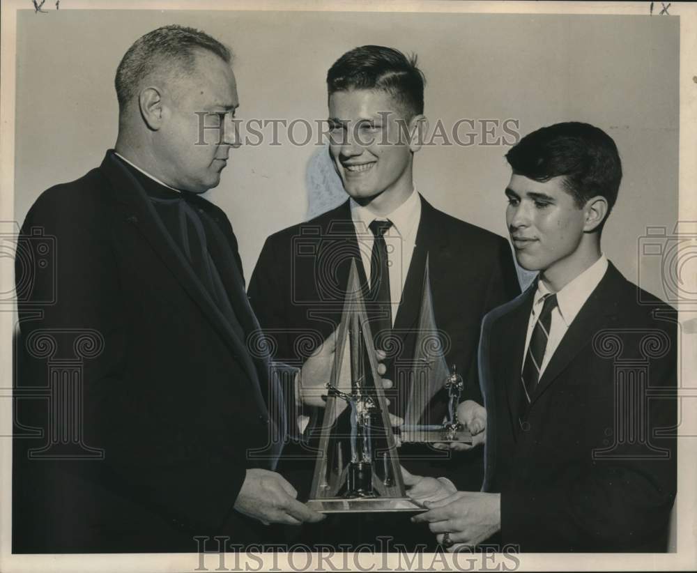 1964 Edward Douglass White Debate Society of Loyola winners awarded - Historic Images