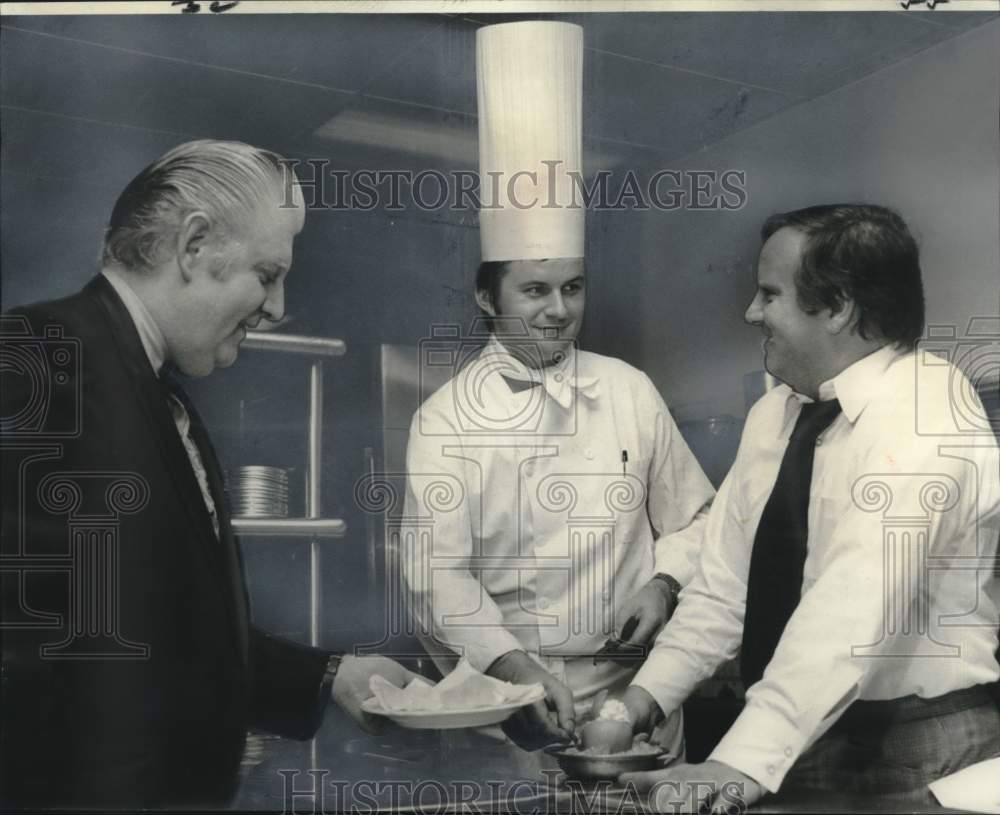 1975 Press Photo Owners &amp; Staff of Versailles Restaurant on St. Charles Avenue- Historic Images