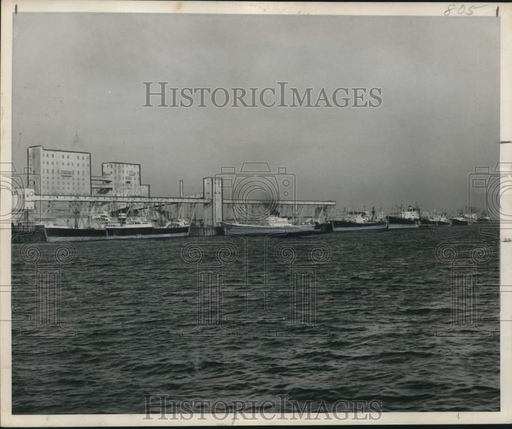 1956 Press Photo Ships Line the riverfront near the Port of New Orleans- Historic Images