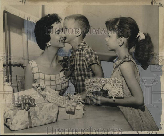 1959 Press Photo Bette Pagnac honored by Bobby Creel & Barbara Brandhurst- Historic Images