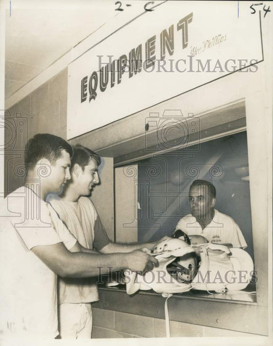1968 Press Photo Tulane Ends Nick Pizzolatto & Tom Wright with Troy Phillips- Historic Images