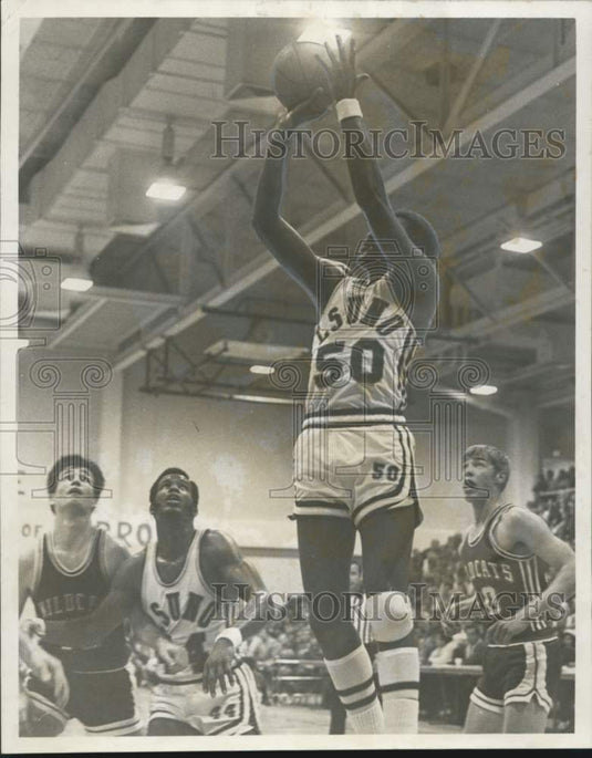1971 Press Photo Johnny Ponds of LSUNO scoring against the Wildcats-Basketball- Historic Images