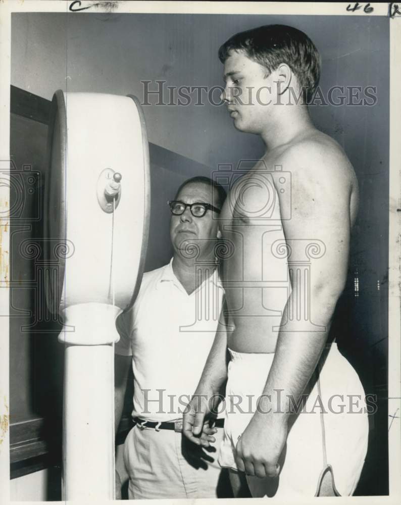 1969 Press Photo Alex Lopresto weighs in as Ruba Porche watches- Greenies- Historic Images