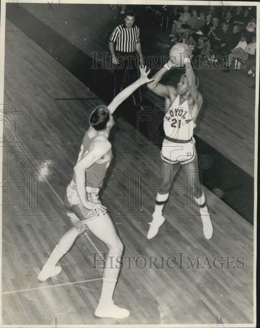 1968 Press Photo Loyola's Charley Powell out-jumps Air Force's Cliff Parsons- Historic Images