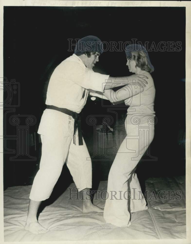 1976 Press Photo Mrs. Ronald Price &amp; C.V. Niette- Self defense classi in Algiers- Historic Images