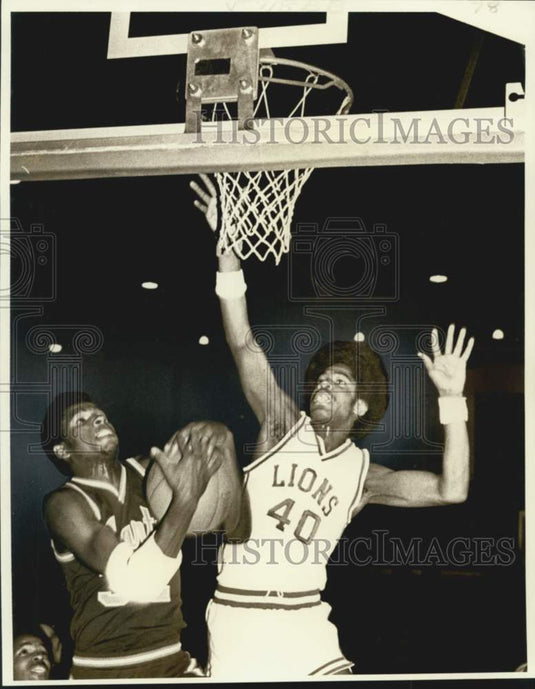 1979 Press Photo Brother Martin's Roderick Price versus Lions' Roland Price - Historic Images