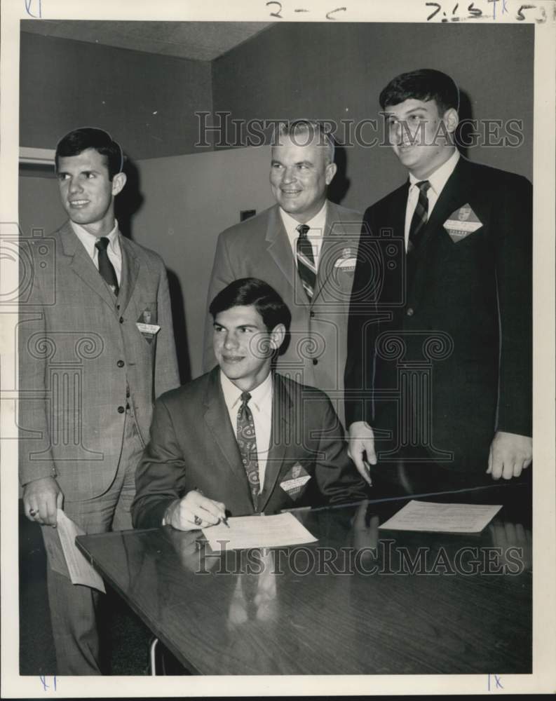 1967 Press Photo Jim Pittman after signing Tulane grants-in-aid prospects- Historic Images