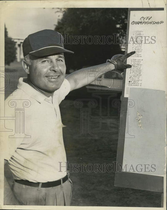 1973 Press Photo Anely Pelmey points to his next opponent at City Championships - Historic Images