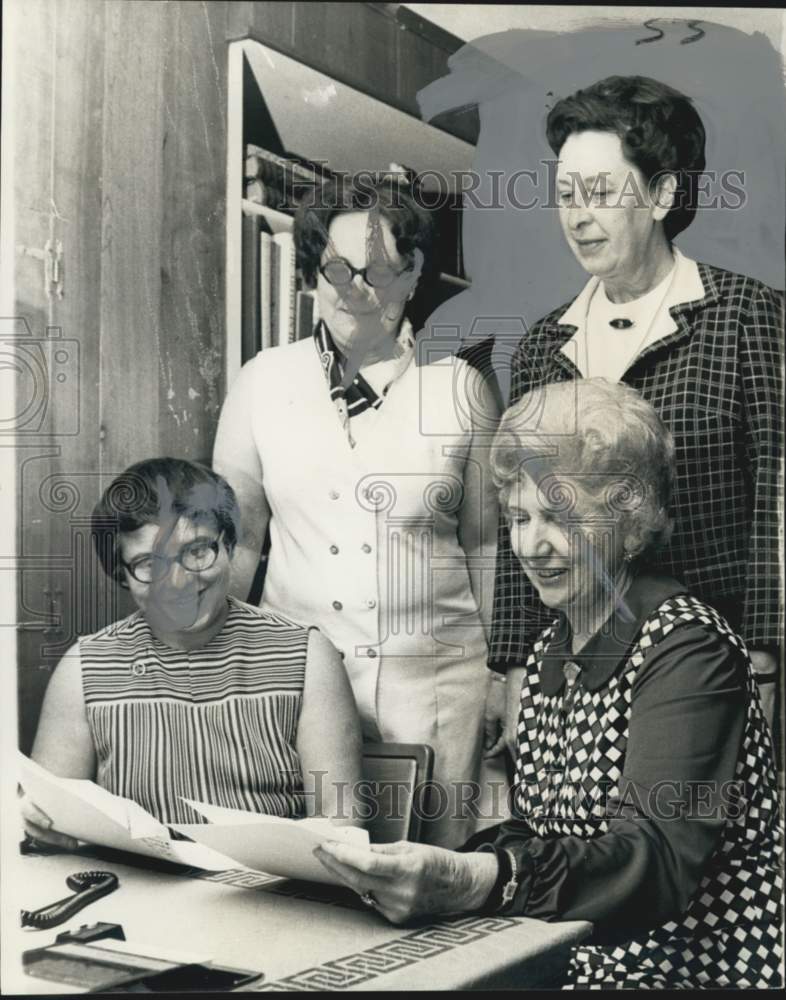 1972 Zonta International officials visiting New Orleans - Historic Images