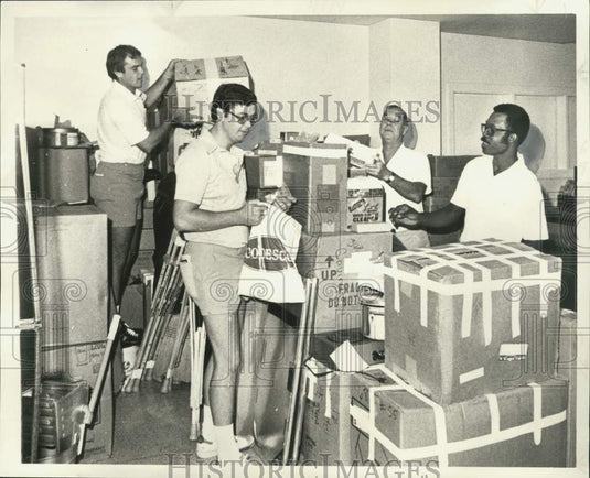 1978 Press Photo Tulane Hall of fame Trainer Bubba Porche working with his staff - Historic Images