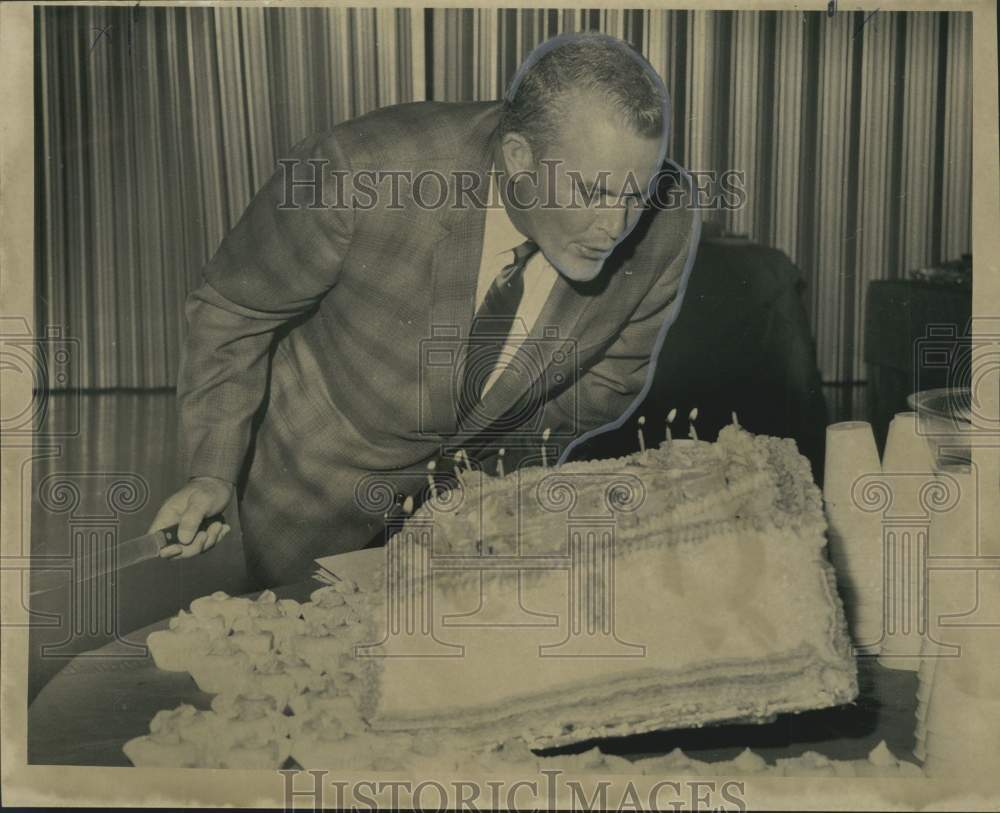 1968 Press Photo Tulane Head Jim Pittman celebrating his 43rd birthday- Historic Images