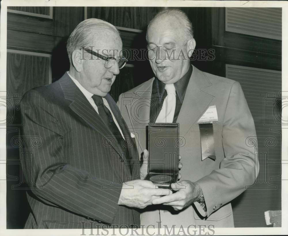 1974 Press Photo Author Dr. Norman Vincent Peale honored by A. Robert Ochler - Historic Images