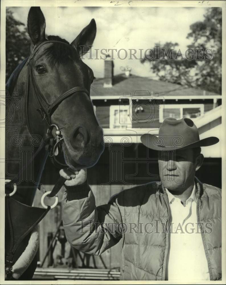 1972 Press Photo Racehorse Vif with Trainer J.O. Meaux - noo54794 - Historic Images