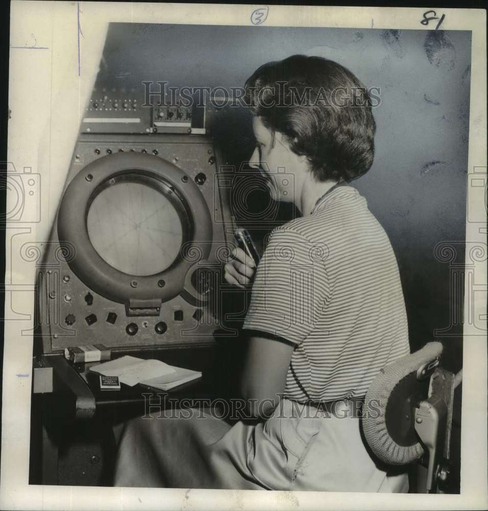 1956 Press Photo Margaret Lorenzen, checks radar screen at Moisant Airport - Historic Images