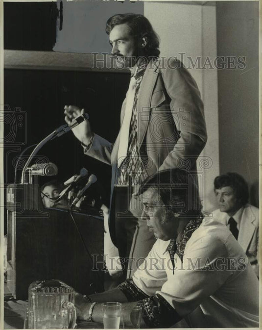1975 Press Photo Jazz Signee Rich Kelley at a news conference - noo55217 - Historic Images