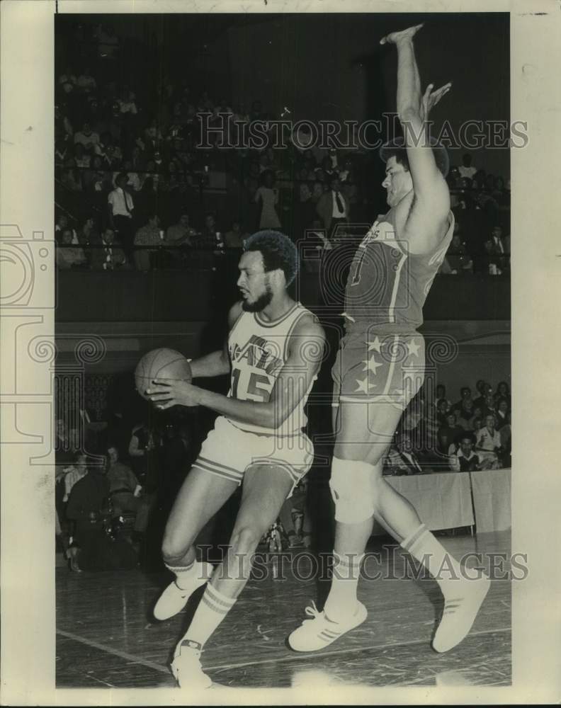 1974 Press Photo New Orleans Jazz player heavily guarded by his defender - Historic Images