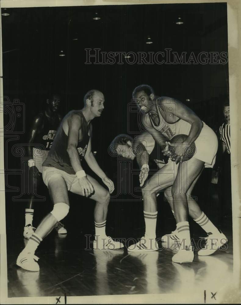 1974 Press Photo Purples John Block swiping ball from Ollie Johnson of the Golds- Historic Images