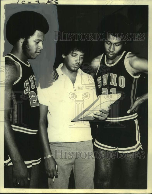 1975 Press Photo SUNO's standout Wendell Ned with Hornbeak and Vaurice Ned - Historic Images