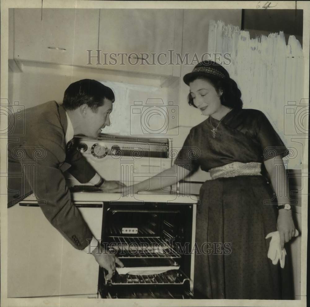 1952 Press Photo Mrs. Joseph L. Negrotto, cooking contest winner &amp; Albert Gluth- Historic Images