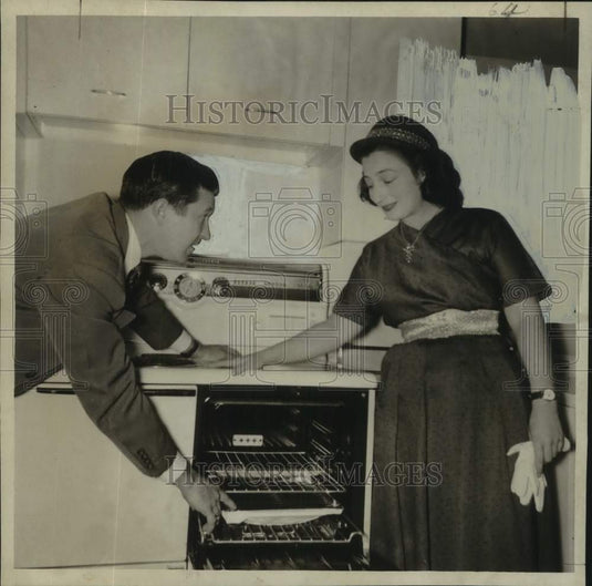 1952 Press Photo Mrs. Joseph L. Negrotto, cooking contest winner & Albert Gluth- Historic Images