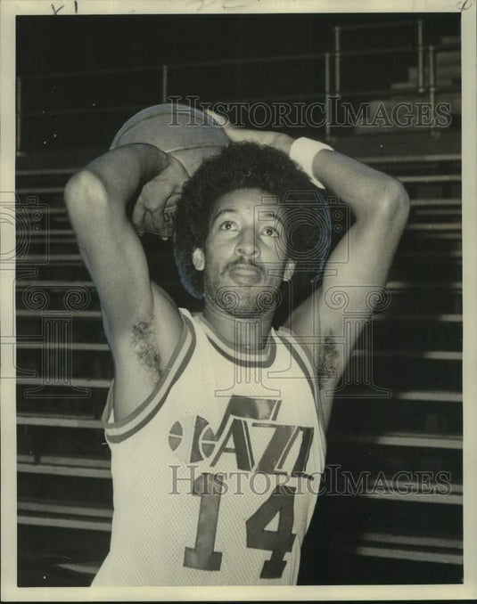 1974 Press Photo Basketball - Louie Nelson of New Orleans Jazz - noo55355- Historic Images