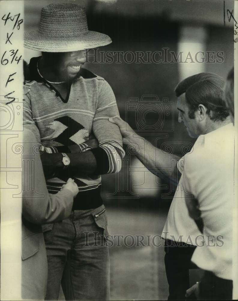 1976 Press Photo New Orleans Saints head Hank Stram with Chuck Muncie- Historic Images