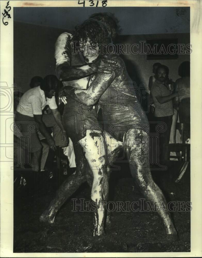 1980 Female mud-wrestling out at Gretna Lounge in Terrytown - Historic Images