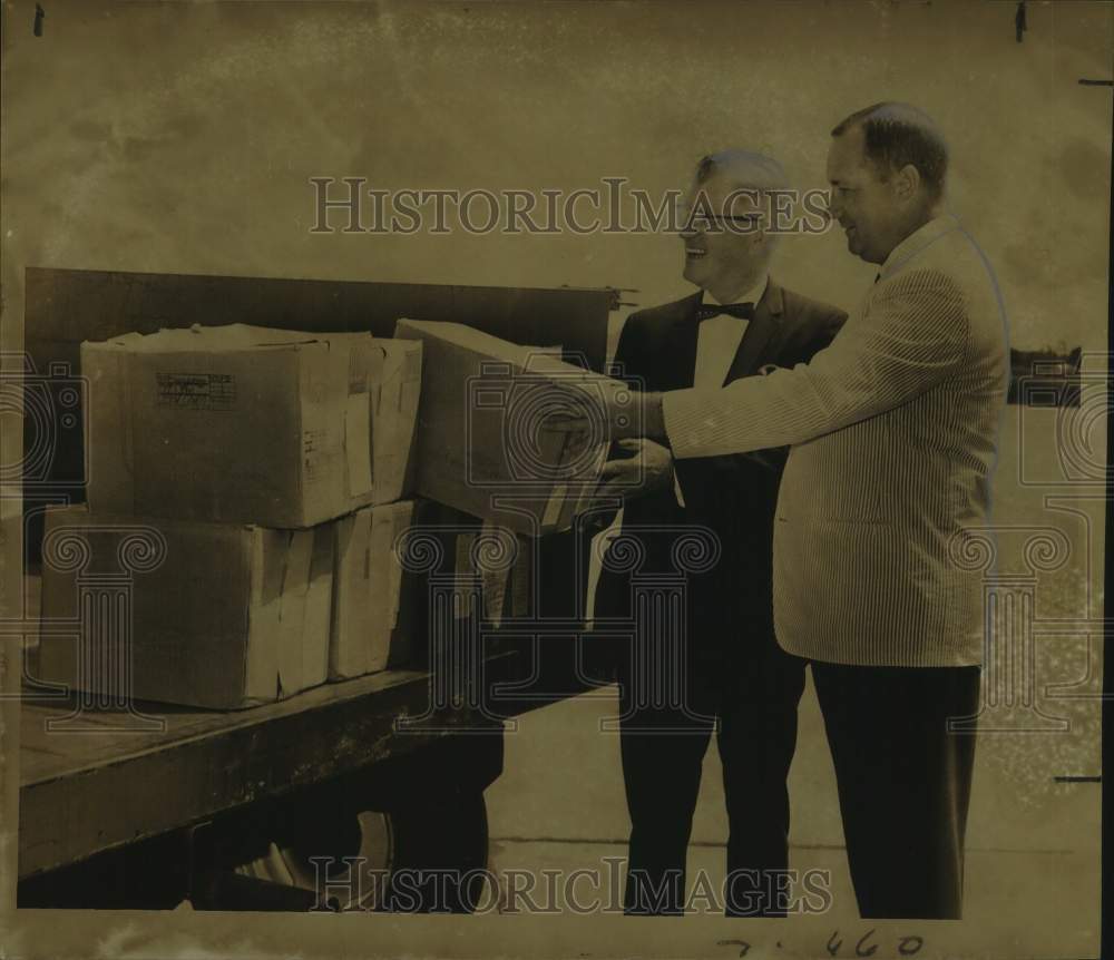 1967 Press Photo Dr. Dennis H. Groome &amp; Larry J. Hude inspect Measles vaccines - Historic Images