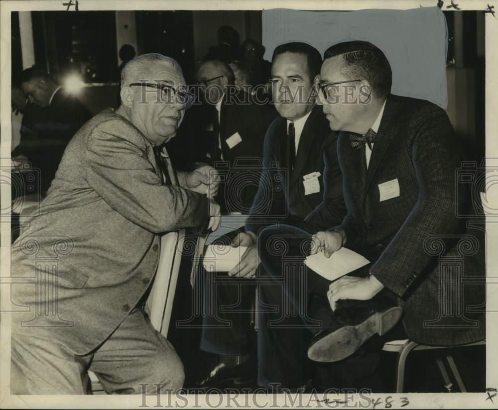 1962 Press Photo Acadia Parish members discuss at Louisiana School Board meeting- Historic Images