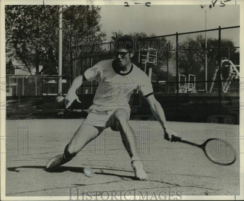 1970 Press Photo Tennis Player Kevin Moorey of Illinois Reaches For The Ball - Historic Images