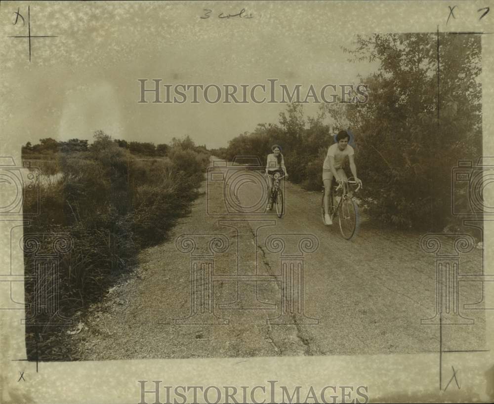 1973 Press Photo Bikers on New Orleans-Hammond Highway near Lake Pontchartrain- Historic Images