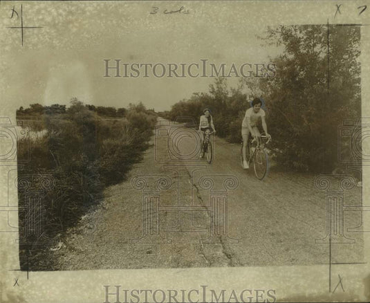 1973 Press Photo Bikers on New Orleans-Hammond Highway near Lake Pontchartrain- Historic Images
