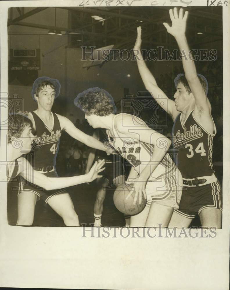 1976 Press Photo Rummel High Basketball Players Versus De La Salle High Players - Historic Images