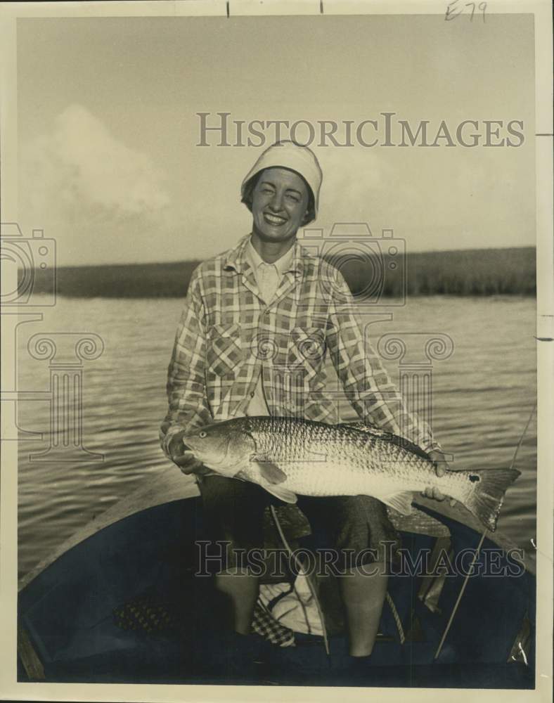 1955 Press Photo Mrs. Al. L. Russell Sits On Her Boat With Her 12.5 Pound Catch - Historic Images